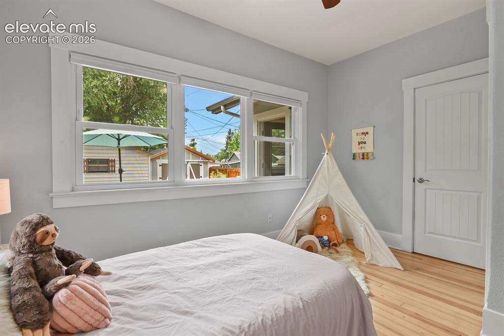 Image 15 of 25: Bedroom