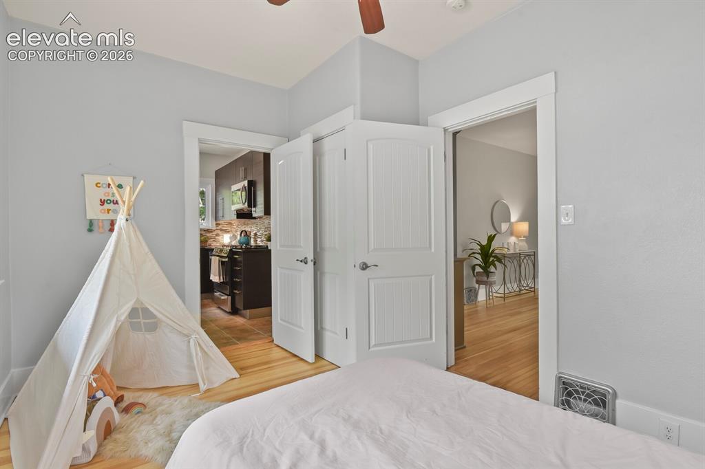 Image 16 of 25: Bedroom