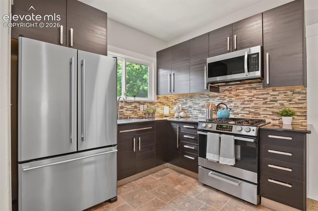 Image 9 of 25: Kitchen