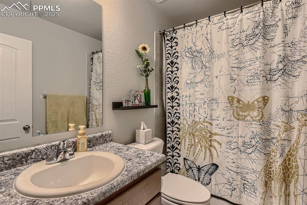 Image 33 of 36: Bathroom