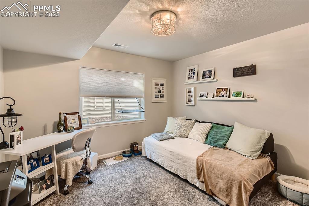 Image 34 of 36: Office