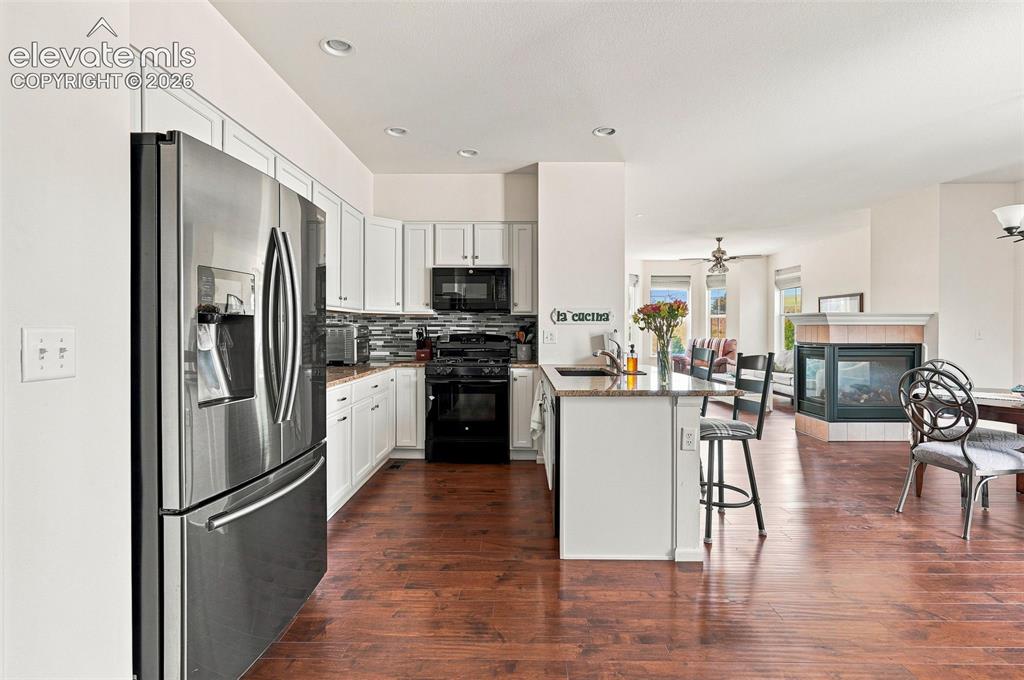 Image 9 of 39: Kitchen