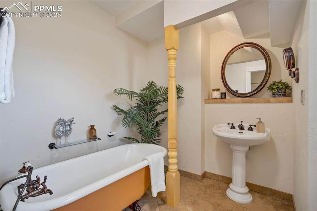 Image 11 of 40: Bathroom