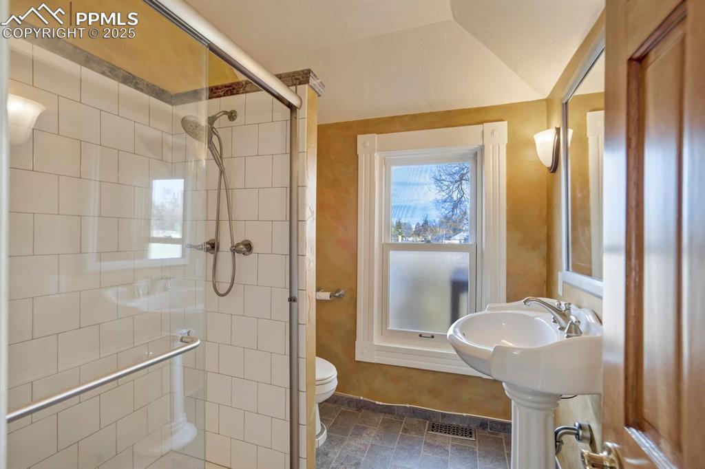 Image 17 of 40: Bathroom