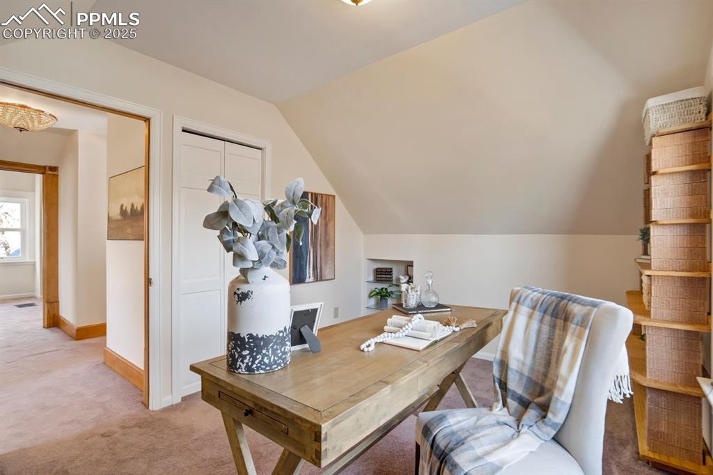 Image 18 of 40: Bedroom