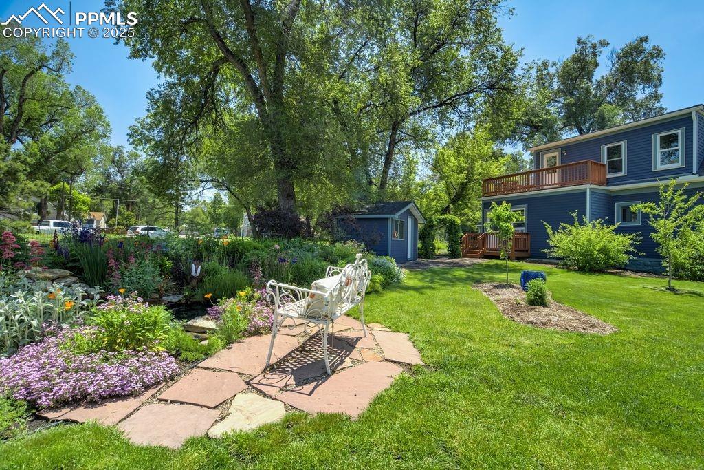 Image 25 of 40: Yard