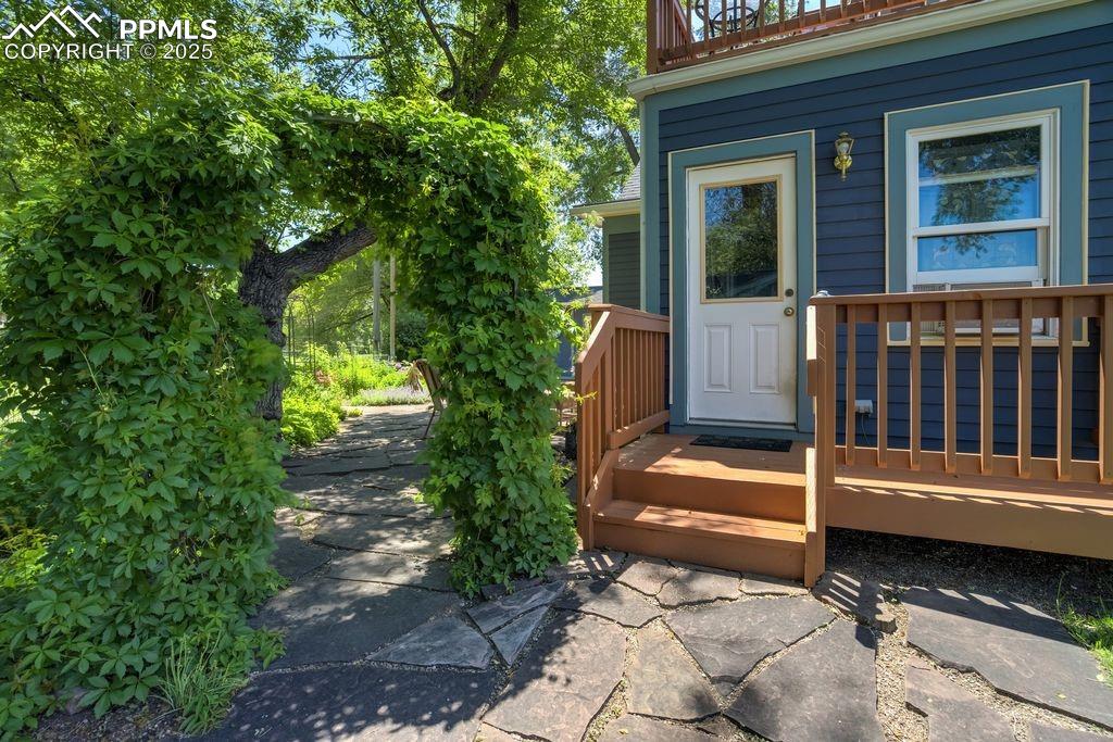 Image 26 of 40: Entry