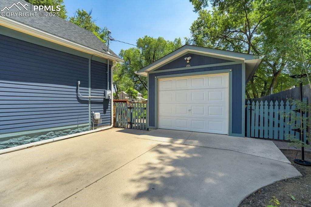 Image 29 of 40: Garage