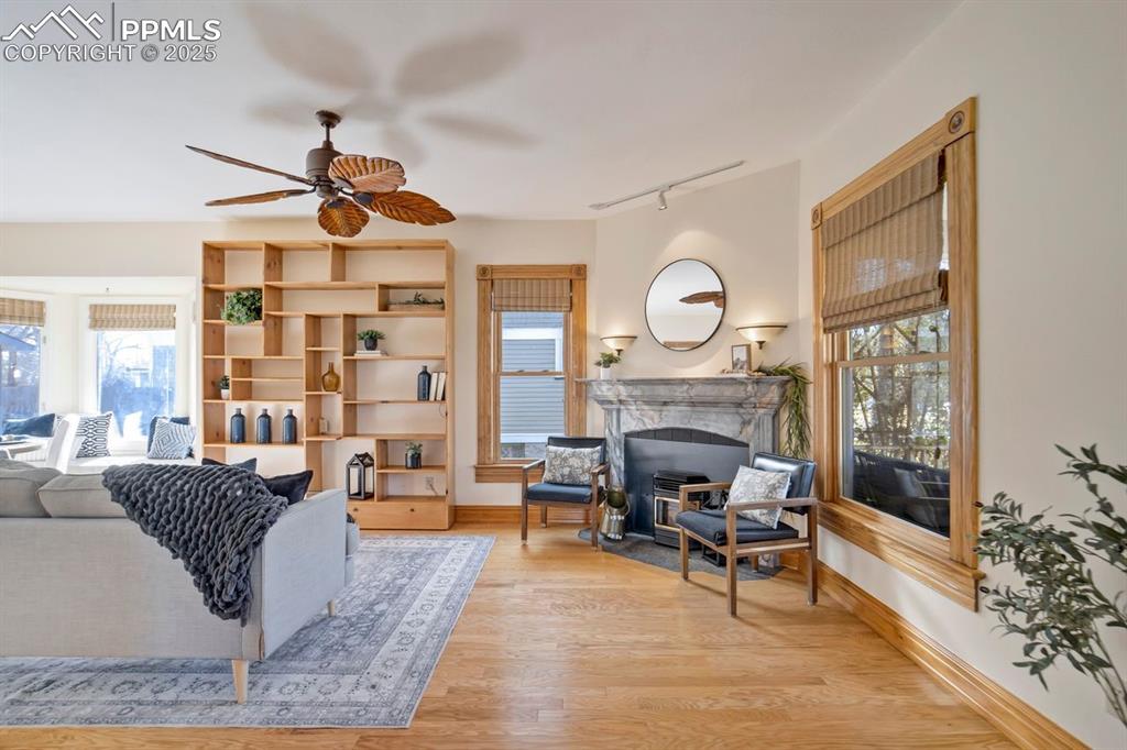 Image 5 of 40: Living Room