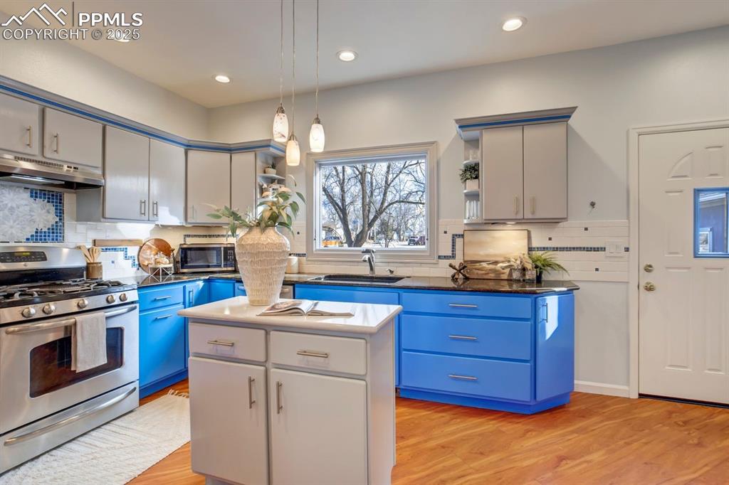 Image 7 of 40: Kitchen