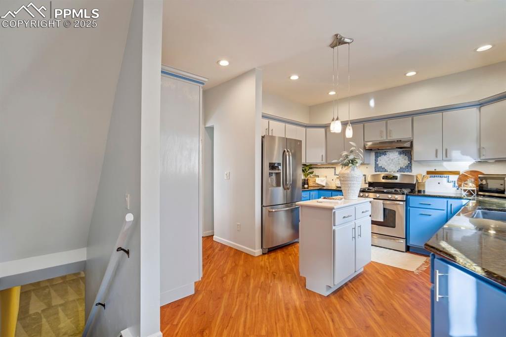 Image 8 of 40: Kitchen