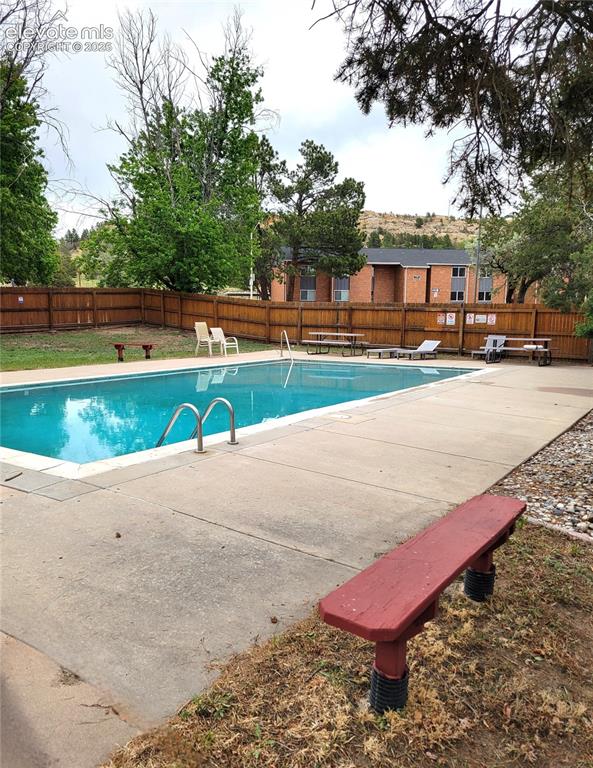 Image 29 of 31: Outdoor swimming pool