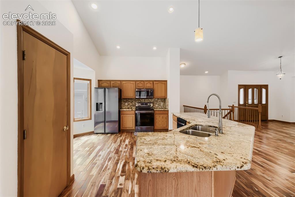 Image 11 of 49: Kitchen