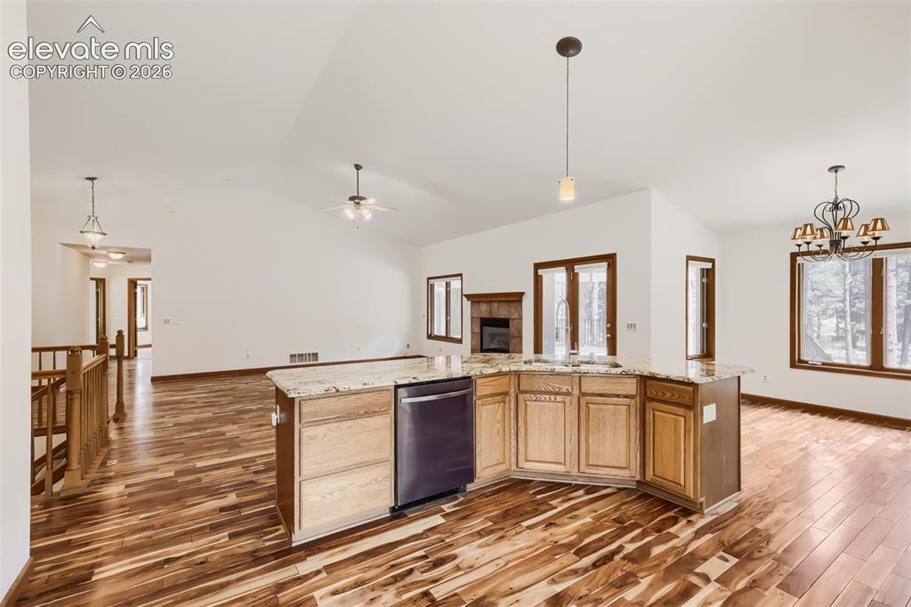 Image 13 of 49: Kitchen