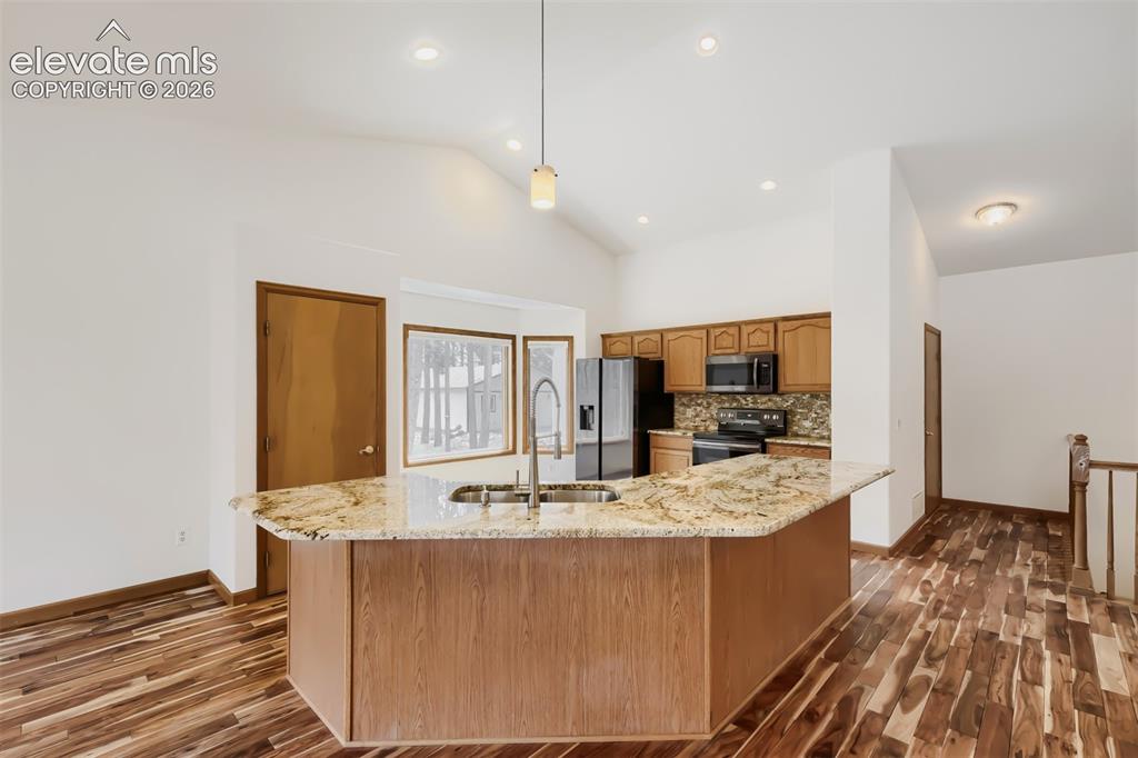 Image 14 of 49: Kitchen