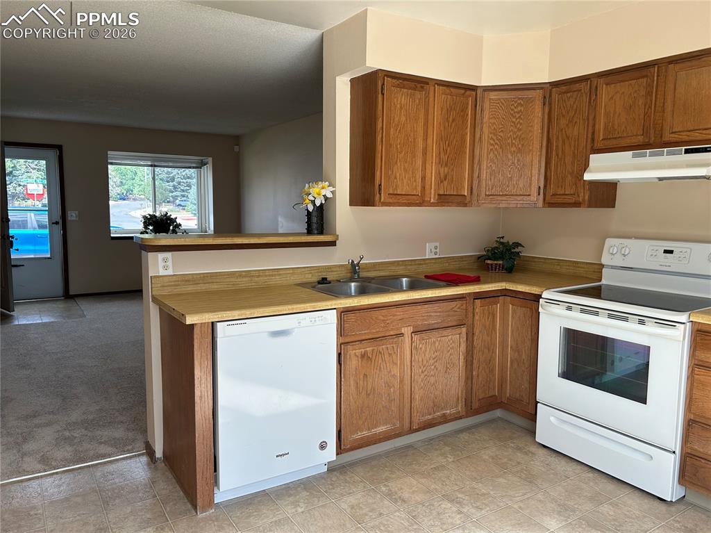 Image 3 of 9: Kitchen