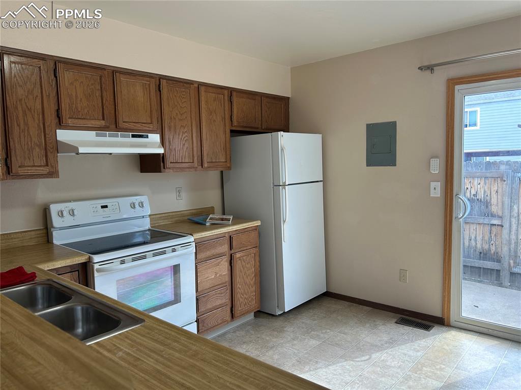 Image 4 of 9: Kitchen