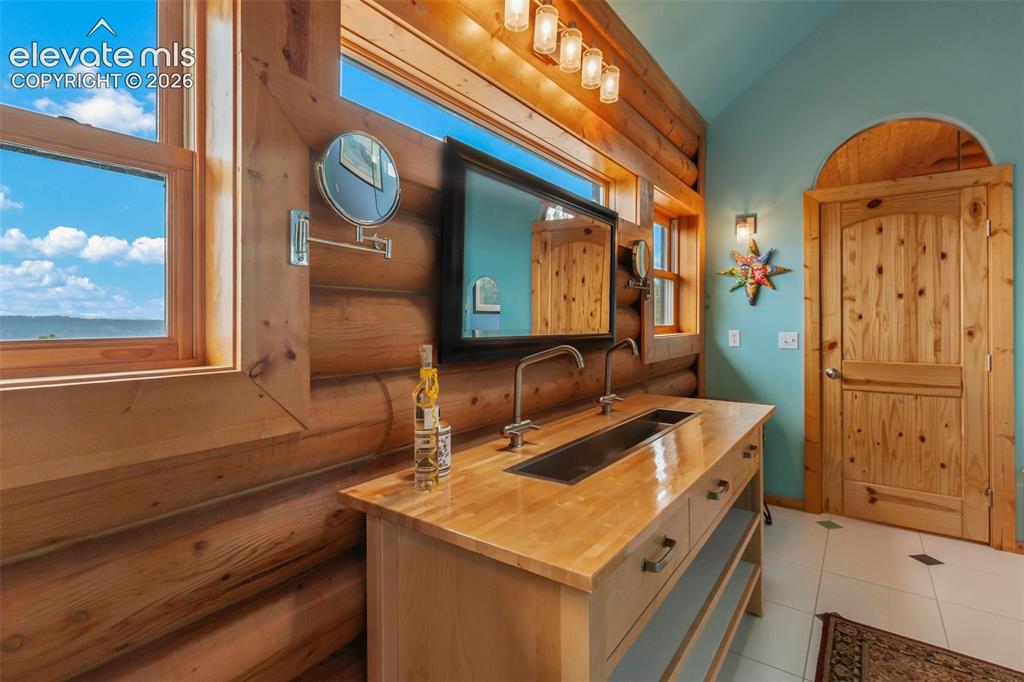 Image 20 of 48: Bathroom