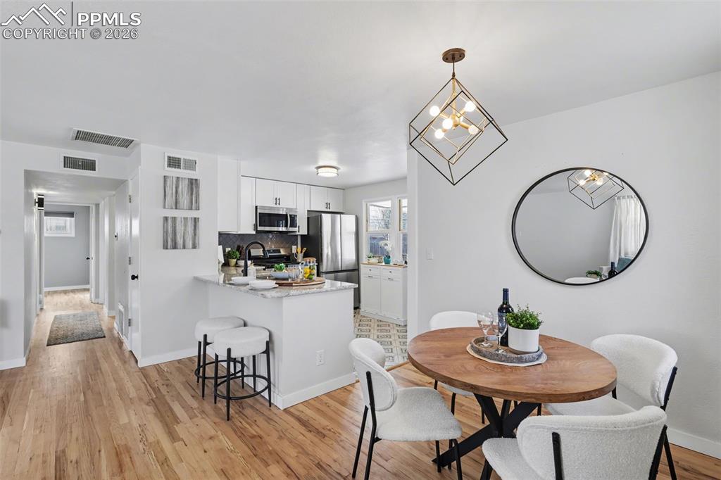 Image 10 of 20: Dining Area