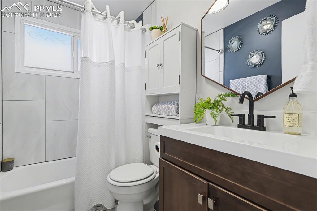 Image 11 of 20: Lovely, remodeled full bath.