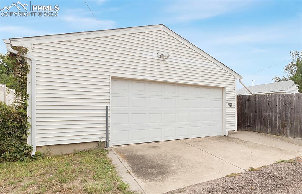 Image 18 of 20: Oversized 2-1/2 car detached garage.