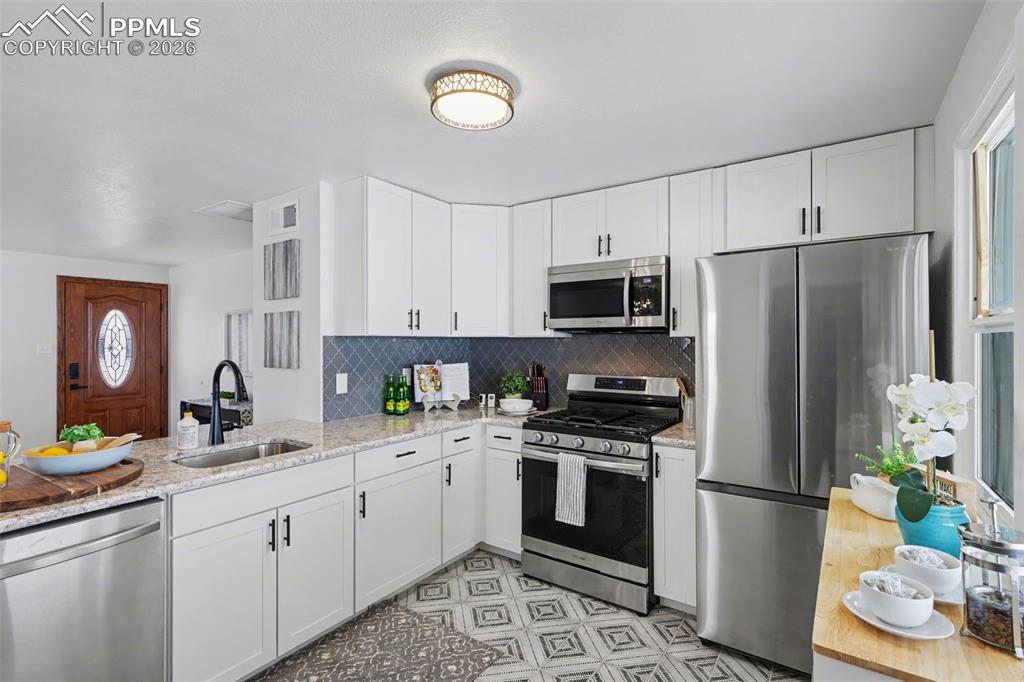 Image 7 of 20: Kitchen