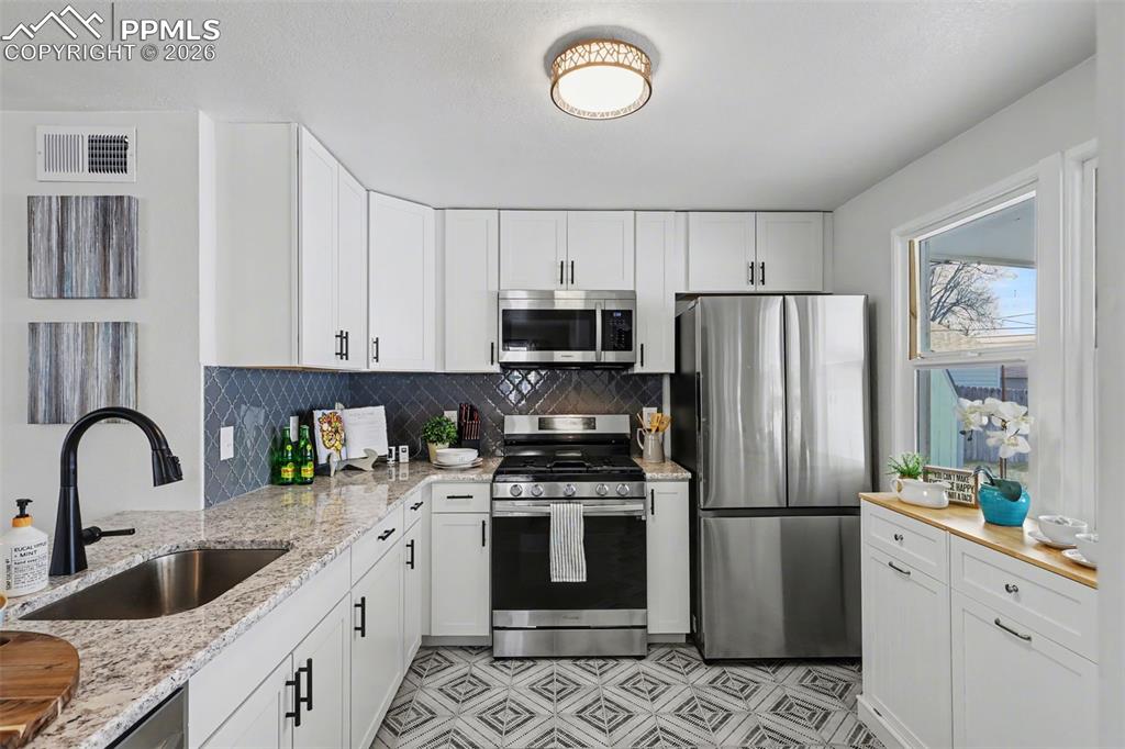 Image 8 of 20: Kitchen