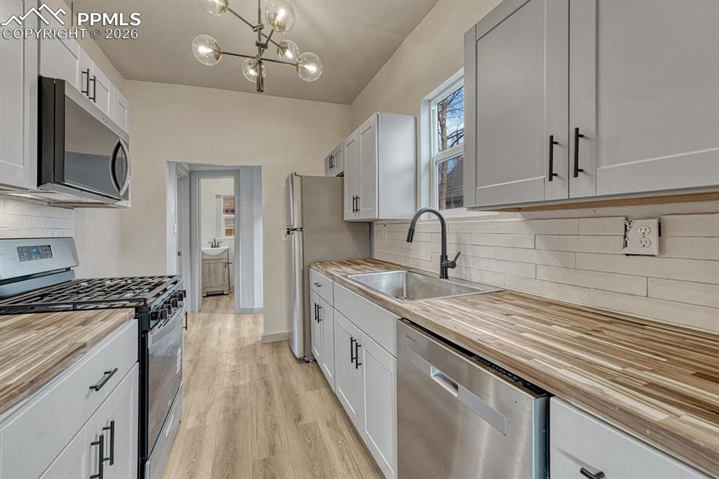 Image 11 of 30: Kitchen