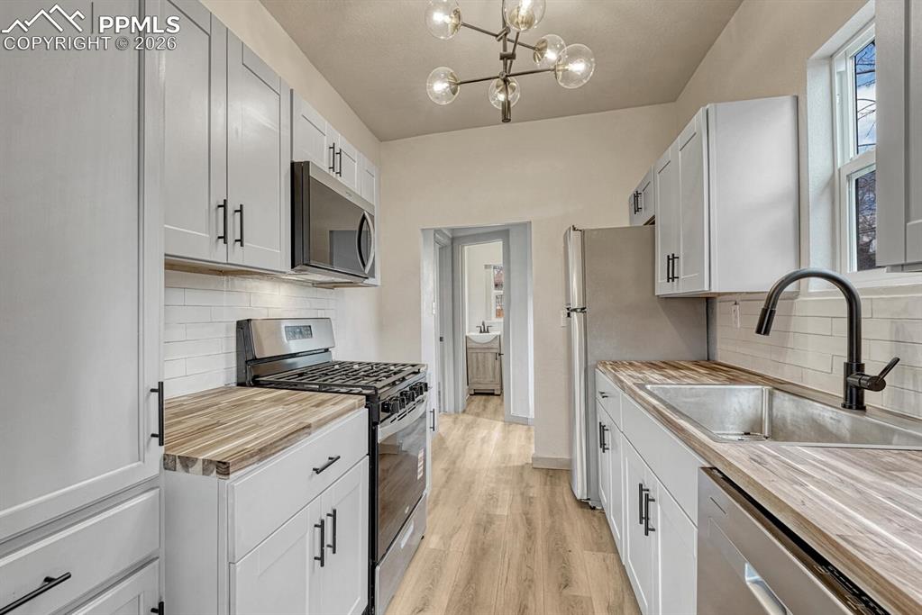 Image 12 of 30: Kitchen