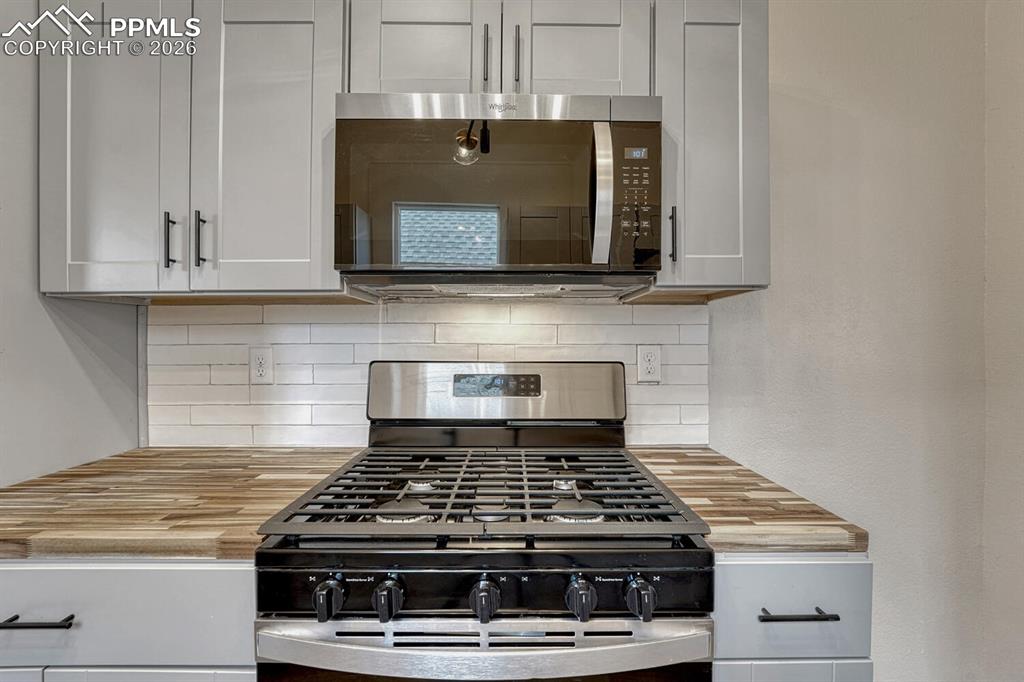 Image 13 of 30: Kitchen