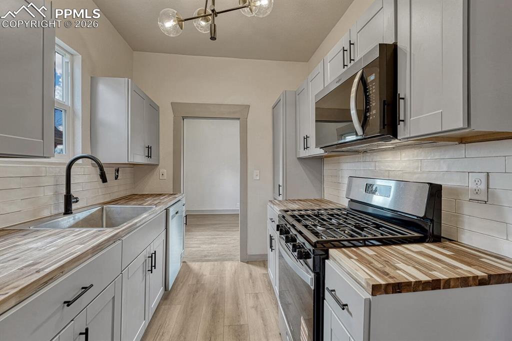 Image 14 of 30: Kitchen