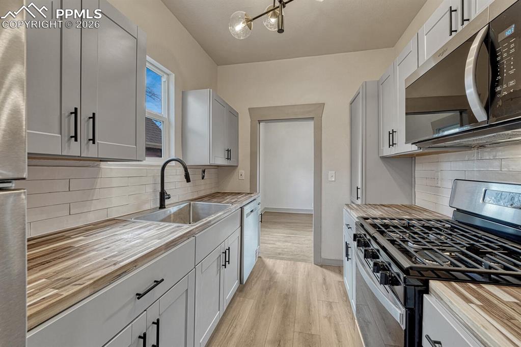 Image 15 of 30: Kitchen