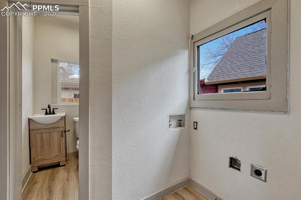 Image 16 of 30: Laundry