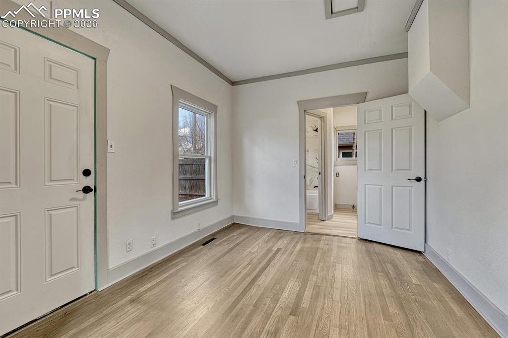 Image 18 of 30: Entry