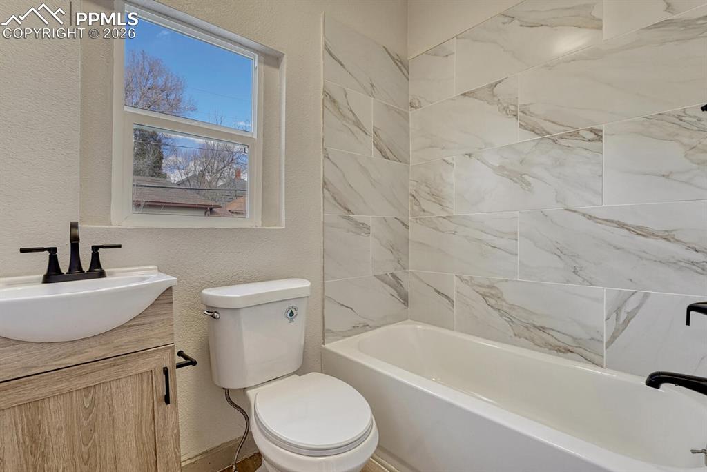 Image 20 of 30: Bathroom