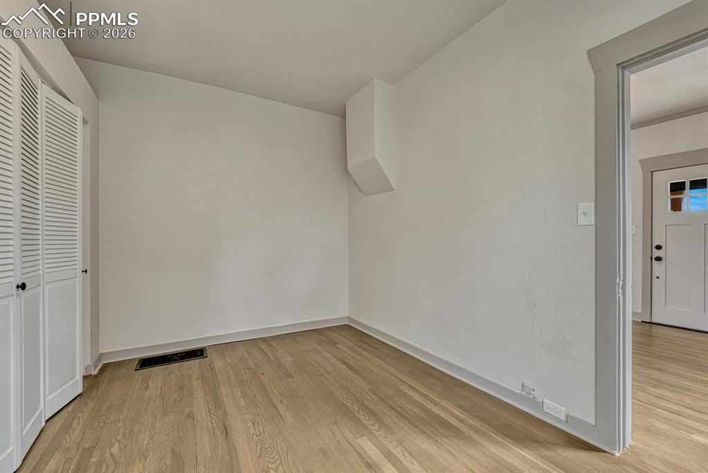 Image 23 of 30: Bedroom