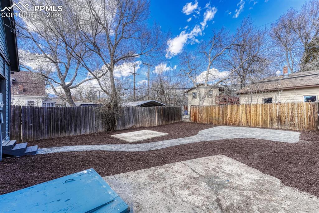 Image 27 of 30: Yard