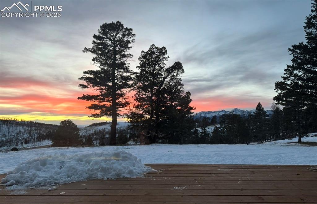 Image 10 of 40: Deck