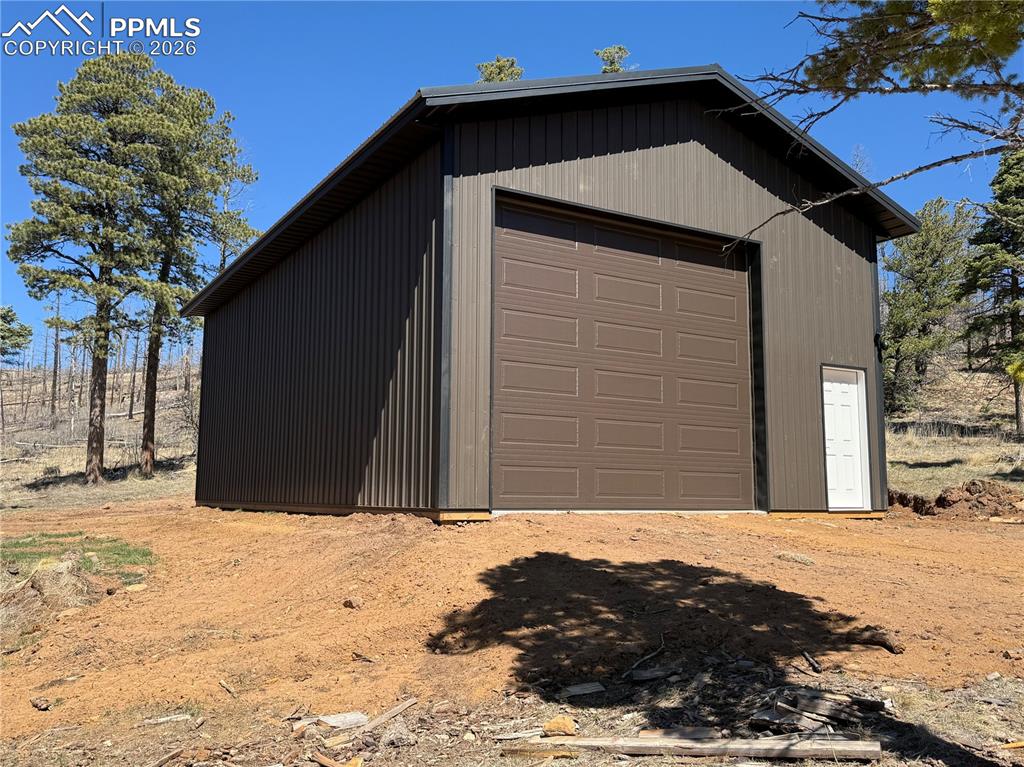 Image 15 of 40: Garage