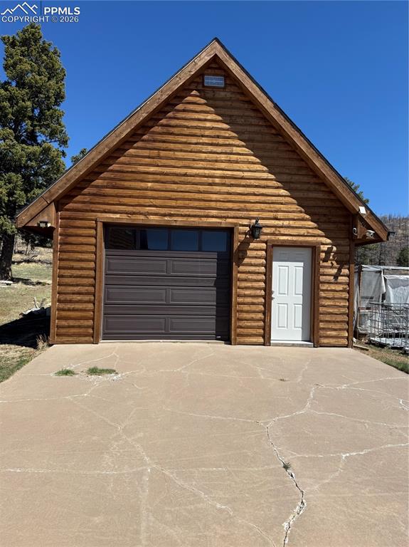 Image 18 of 40: Garage