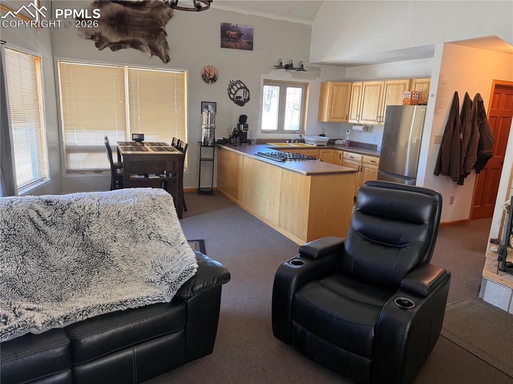 Image 23 of 40: Kitchen