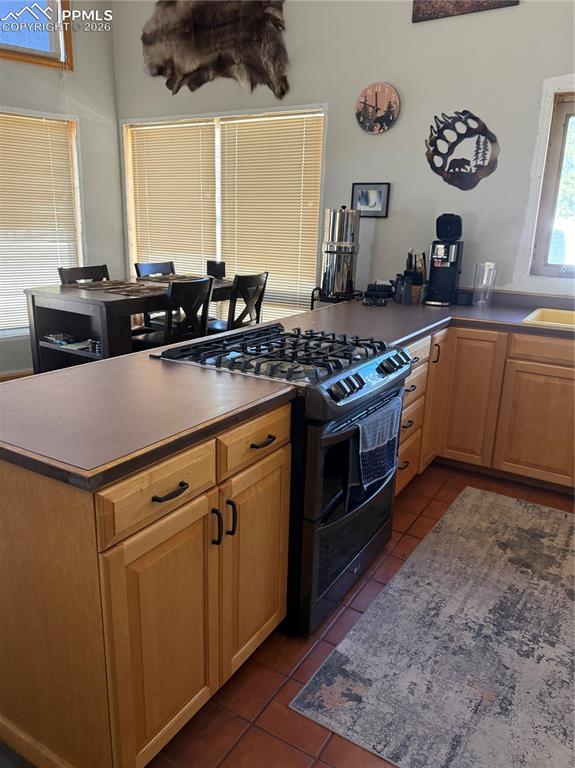 Image 26 of 40: Kitchen