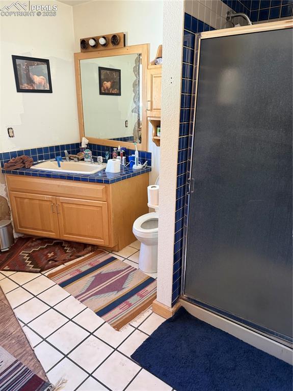 Image 32 of 40: Bathroom