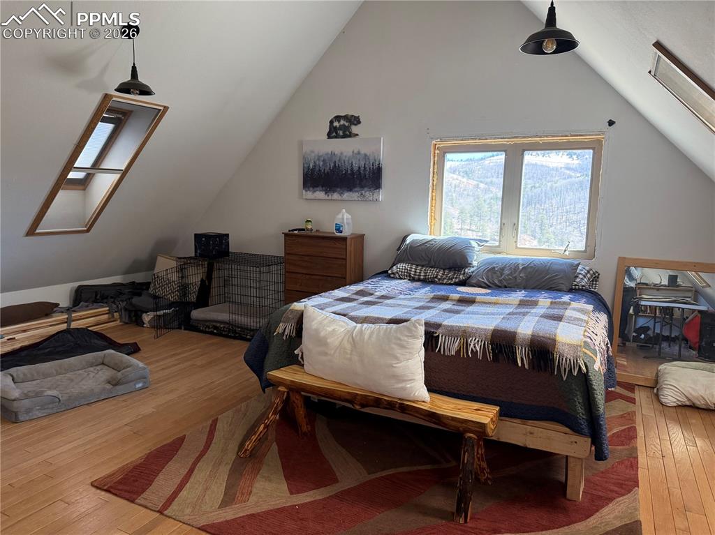 Image 37 of 40: Bedroom