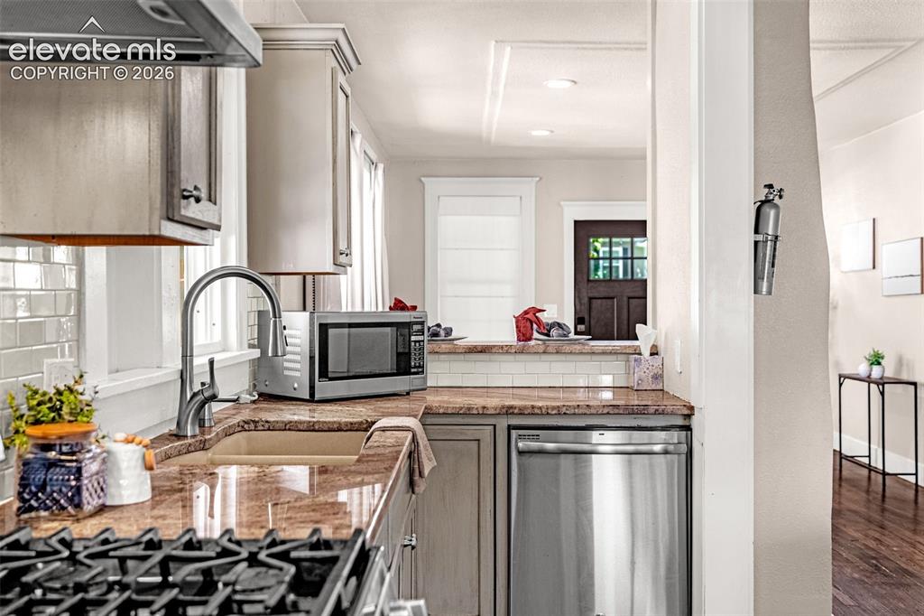 Image 13 of 48: Kitchen