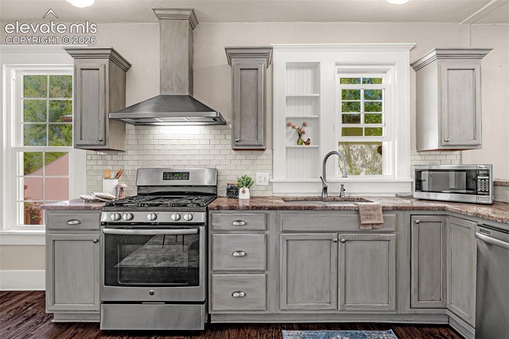 Image 15 of 48: Kitchen