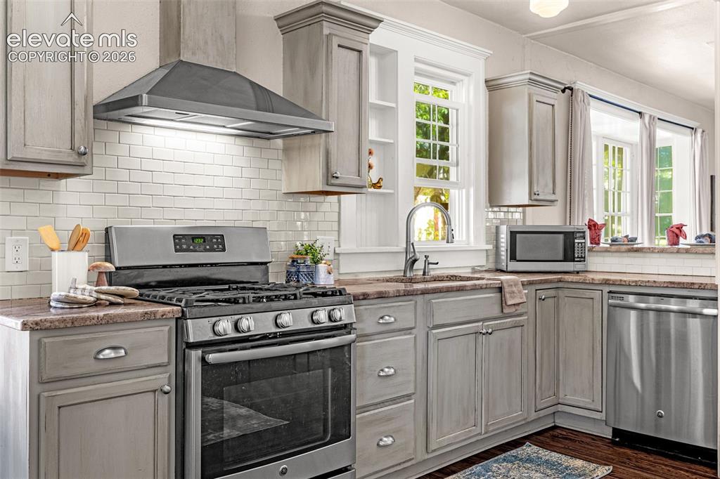 Image 8 of 48: Kitchen