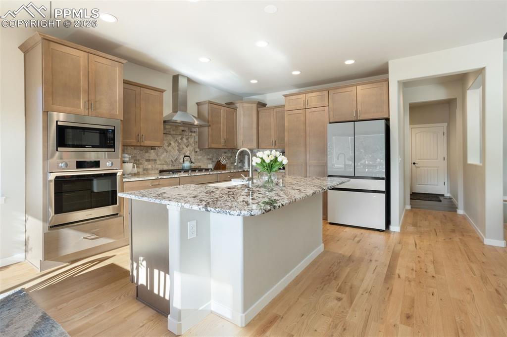 Image 10 of 50: Kitchen