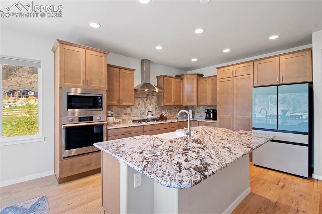 Image 11 of 50: Kitchen