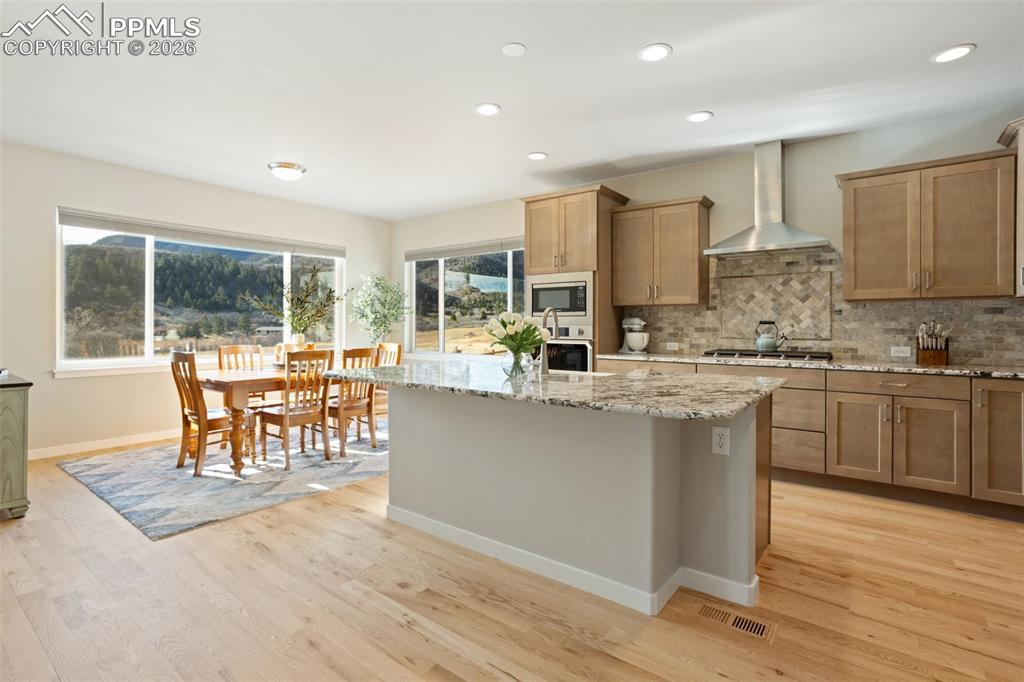 Image 13 of 50: Kitchen